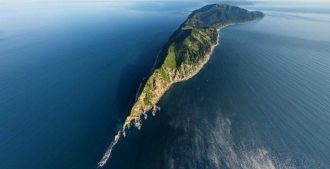 Вид на мыс Анива и маяк с высоты птичьег