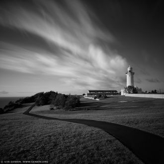 Маяк Маквайра вдалеке. Черно-белое фото.