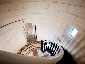 Лестница внутри маяка Маквайра.