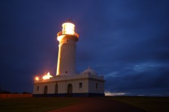 Маяк Маквайра ночью.