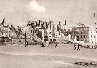 Замковая площадь после Второй Мировой во