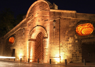 Ворота Фамагусты в вечерней подсветке.