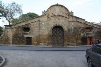 Снаружи этот вход не выглядит впечатляющ