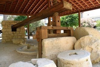 У стен замка находятся старинные прессы 