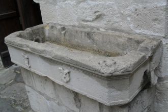 В музее представлены бронзовая посуда, и