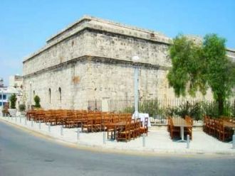 Площадь вокруг замка занята кафе, рестор