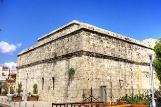 Средневековый замок Лимассола расположен