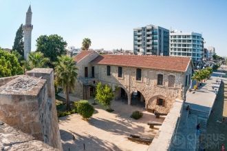 Пушки во внутреннем дворе салютовали суд