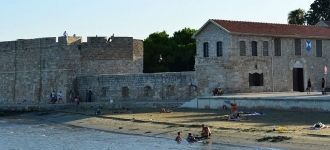 Замок Ларнаки находится в городе Ларнака