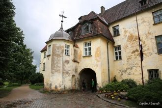 Замок  был перестроен в 1647 г. Замок им