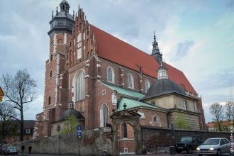 Украшает ансамбль рыночной площади возвы