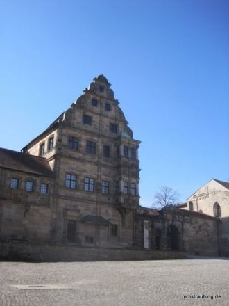 Из XIX и XXго веков выставлены среди про