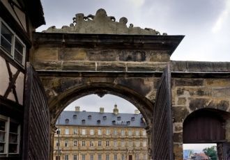 Здание служило прежде канцелярией, библи