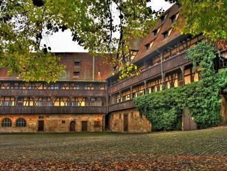 В здании расположилась великолепная карт