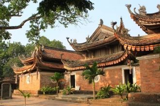 Пагода расположена в дерене Йин Иен, уез