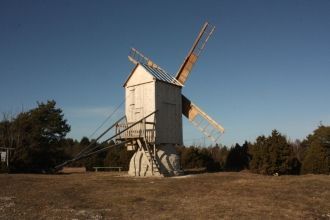 Здесь же расположены несколько деревянны