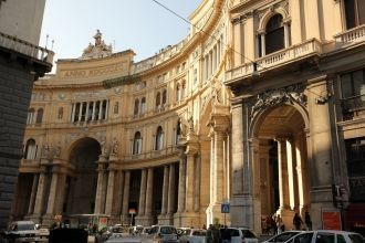 Здание Галереи Умберто в Неаполе было по