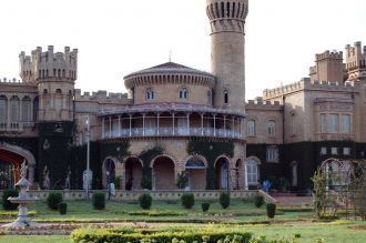 Построенный в стиле Тюдор, бангалорский 