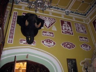 Вход в Дурбар Холл украшен изящной роспи