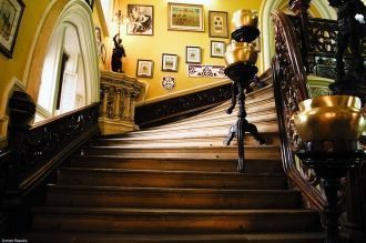 Украшены картинами, лестница ведет к Дур