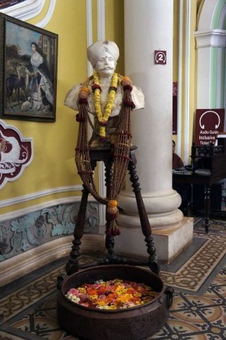 Бюст одного из махараджи Водеяр в Бангал