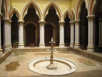 Фонтан во внутреннем дворе Бангалорского