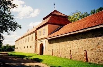 Площадка, на которой находится замок, им