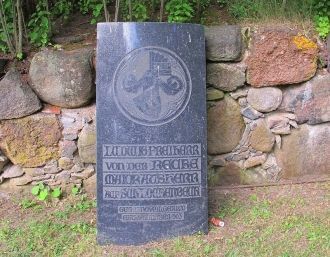 Памятник владельцу замка фон дер Рекке