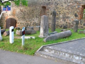 В стенах замка сохранились бойницы. Всег