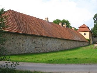 Оборонительная стена толщиной примерно 1