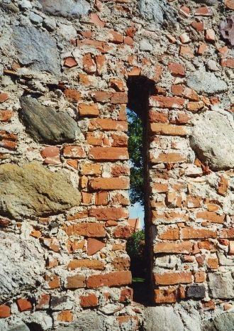 Кирпичи использовались лишь по краям бой