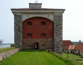 В западной части башни до сих пор видны 