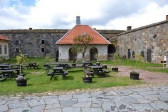 Весь остров разбит на ухоженные зеленые 