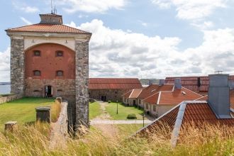 Издалека можно заметить возвышающееся зд