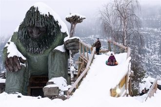 Парк развлечений Хундерфоссен зимой в сн