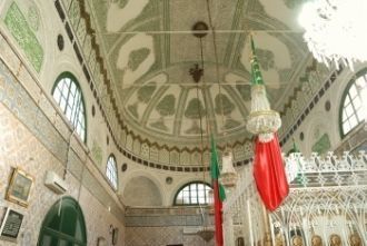 Потолок внутри здания мавзолея.