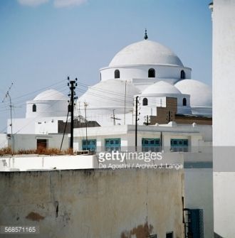 К мечети пристроен богато украшенный мол