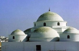 Над главным помещением здания находится 