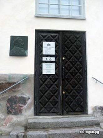 Двери на входе в купеческий дом Холма.