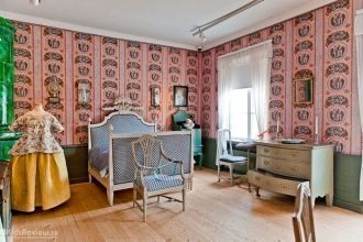 Одна из комнат в доме Холма