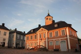 В ратуше представлены картины известных 