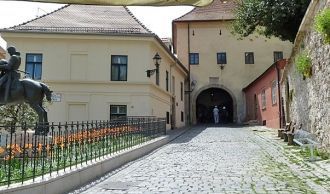 Раньше ворота на ночь постоянно закрывал