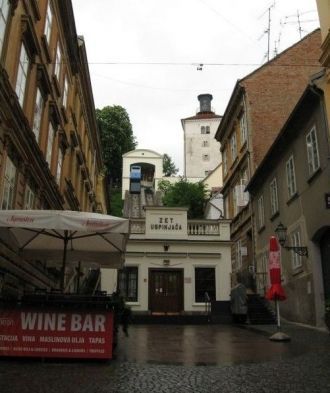 Башня Лотршчак и городские ворота наряду