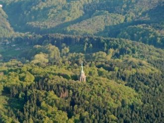 . Памятник находится южной части Тевтобу