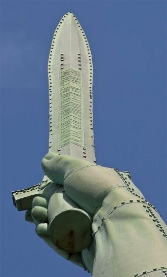 В правой руке (обращенной на запад, в ст