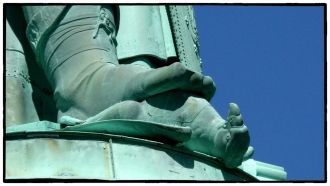 Левая нога попирает орла (символ римских