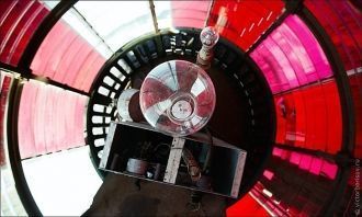 На маяке используют линзы Френеля. Дальн