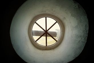 Толщина стен у основания составляет боле