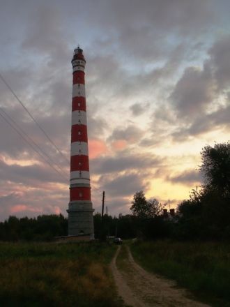 Представляет собою каменную башню высото