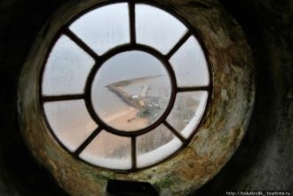 Свет прожектора Осиновецкого маяка виден